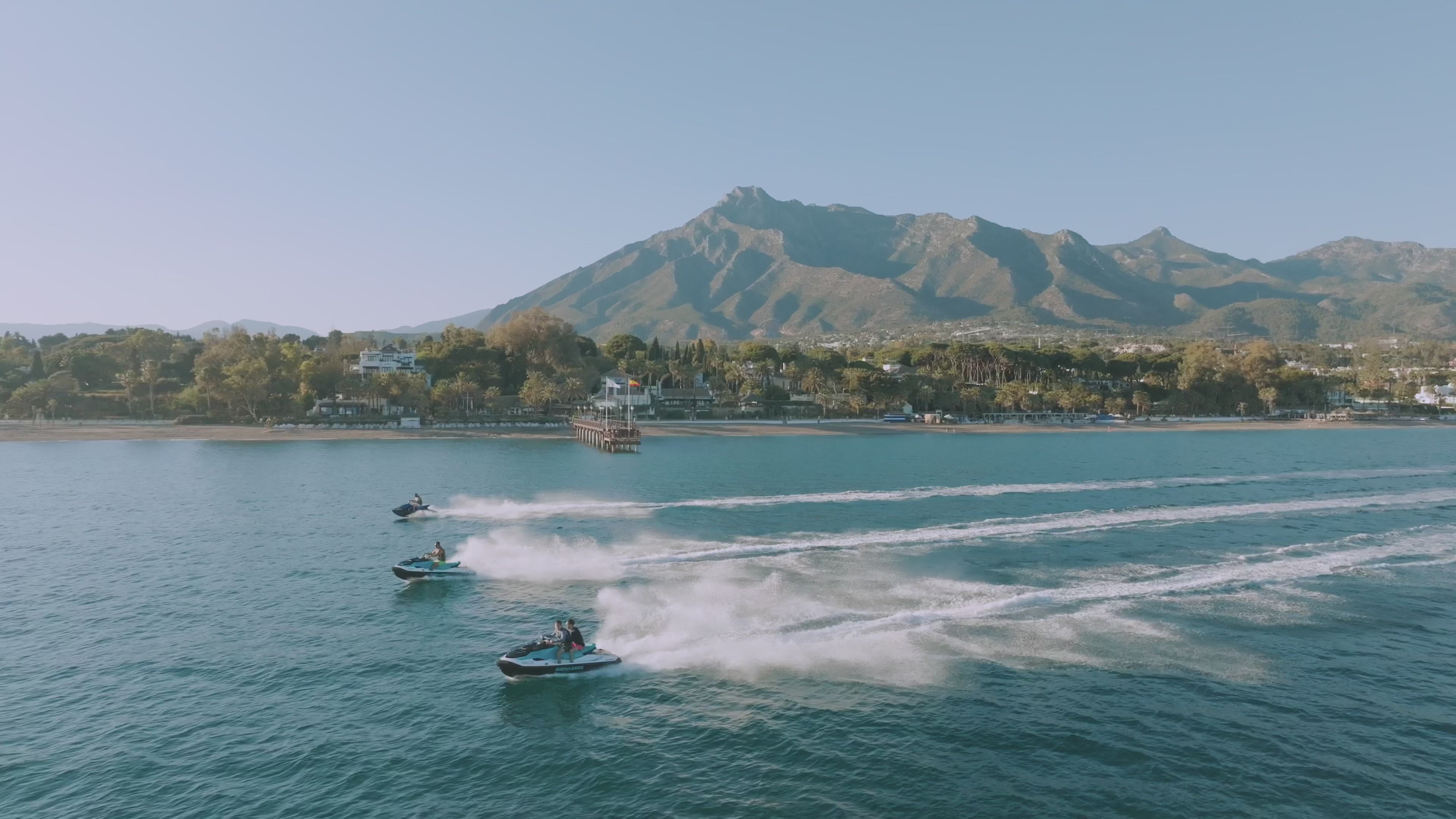 Cargar video: alquiler de motos de agua de lujo